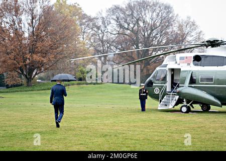 Washington, États-Unis. 06th décembre 2022. LE président DES ÉTATS-UNIS Joe Biden salue l'embarquement de Marine One sur la pelouse sud de la Maison Blanche à Washington, DC mardi, 6 décembre 2022. Biden contribuera à célébrer une étape décisive dans la construction par Taiwan Semiconductor Manufacturing Co. D'une usine de $12 milliards de dollars en Arizona aujourd'hui, sa première usine de puces avancée aux États-Unis. Photo par Andrew Harrer/UPI crédit: UPI/Alay Live News Banque D'Images