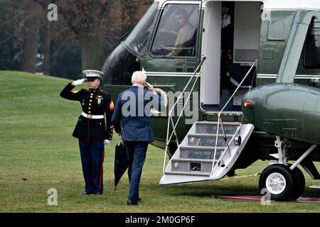 Washington, États-Unis. 06th décembre 2022. LE président DES ÉTATS-UNIS Joe Biden salue l'embarquement de Marine One sur la pelouse sud de la Maison Blanche à Washington, DC mardi, 6 décembre 2022. Biden contribuera à célébrer une étape décisive dans la construction par Taiwan Semiconductor Manufacturing Co. D'une usine de $12 milliards de dollars en Arizona aujourd'hui, sa première usine de puces avancée aux États-Unis. Photo par Andrew Harrer/UPI crédit: UPI/Alay Live News Banque D'Images