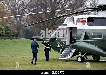 Washington, États-Unis. 06th décembre 2022. LE président DES ÉTATS-UNIS Joe Biden salue l'embarquement de Marine One sur la pelouse sud de la Maison Blanche à Washington, DC mardi, 6 décembre 2022. Biden contribuera à célébrer une étape décisive dans la construction par Taiwan Semiconductor Manufacturing Co. D'une usine de $12 milliards de dollars en Arizona aujourd'hui, sa première usine de puces avancée aux États-Unis. Photo par Andrew Harrer/UPI crédit: UPI/Alay Live News Banque D'Images