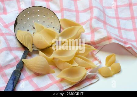 Conchiglione et petit conchiglie avec louche à tamis, pâtes à coque, pâtes Banque D'Images