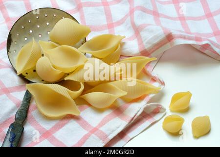 Conchiglione et petit conchiglie avec louche à tamis, pâtes à coque, pâtes Banque D'Images