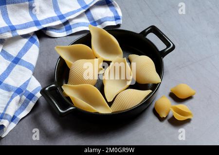 Conchiglione en pots, pâtes à coque, pâtes Banque D'Images