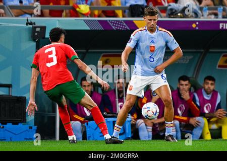 AL RAYYAN, QATAR - DÉCEMBRE 6 : Noussair Mazraoui, du Maroc, et Marcos Llorente, de l'Espagne, au cours de la ronde de 16 - coupe du monde de la FIFA, Qatar 2022, match entre le Maroc et l'Espagne au stade de la ville d'éducation sur 6 décembre 2022 à Al Rayyan, Qatar (photo de Pablo Morano/BSR Agency) Banque D'Images