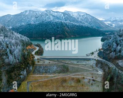 Route avec barrage sur l'eau en hiver, Sylvensteinsee, Allemagne, Europe Banque D'Images