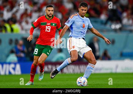 AL RAYYAN, QATAR - DÉCEMBRE 6 : Youssef en Nesyri du Maroc et Rodof Espagne pendant la ronde de 16 - coupe du monde de la FIFA Qatar 2022 match entre le Maroc et l'Espagne au stade de la ville d'éducation sur 6 décembre 2022 à Al Rayyan, Qatar (photo de Pablo Morano/BSR Agency) Banque D'Images