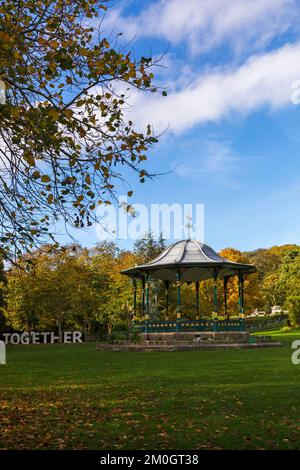 Ensemble dans le parc municipal Grove Park kiosque victorien à Grove Park, Weston Super Mare, Somerset Royaume-Uni en octobre Banque D'Images