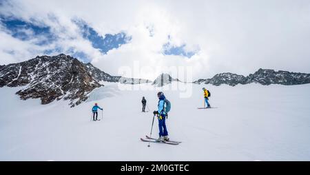 Groupe de skieurs et de planchistes en descente à Alpeiner Ferner, Alpes de Stubai, Tyrol, Autriche, Europe Banque D'Images