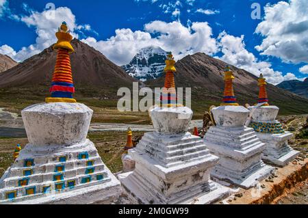 Stupas sur la Kailash Kora avant le Mont Kailash, Tibet occidental, Asie Banque D'Images