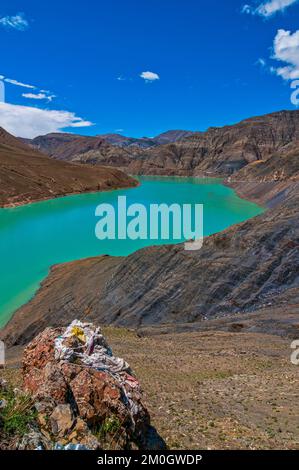 Lac turquoise sur le col de Karo-la le long de l'autoroute Freindship, Tibet, Asie Banque D'Images