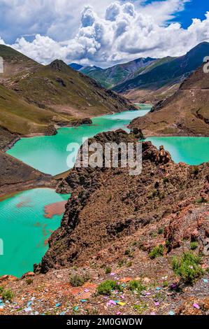 Lac turquoise sur le col de Karo-la le long de l'autoroute de l'amitié, Tibet, Asie Banque D'Images