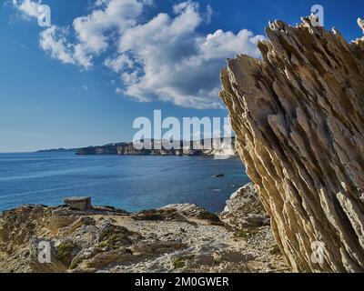 La ville de Bonifacio est située sur une falaise blanche, entourée par les eaux turquoise de la mer méditerranée sur l'île de Corse, en France Banque D'Images