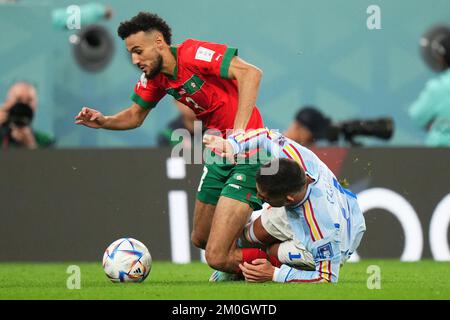 Doha, Qatar. 6 décembre 2022, Ferran Torres d'Espagne et Noussair Mazraoui du Maroc lors du match de la coupe du monde de la FIFA, Qatar 2022, Round of 16, entre le Maroc et l'Espagne a joué au stade de la ville d'éducation le 6 décembre 2022 à Doha, Qatar. (Photo de Bagu Blanco / PRESSIN) Banque D'Images