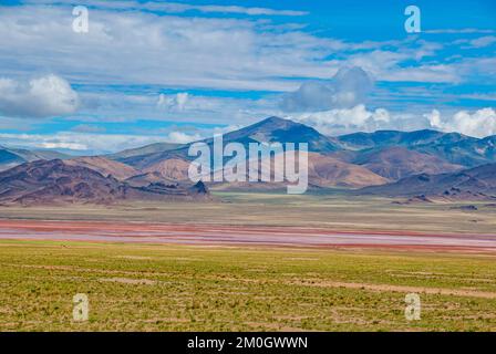 Paysage tibétain ouvert le long de la route de Gerze à Tsochen, Tibet occidental, Asie Banque D'Images