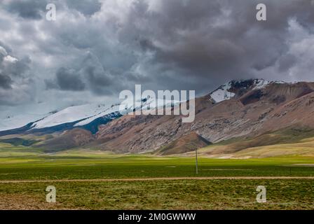 Paysage tibétain ouvert le long de la route de Gerze à Tsochen, Tibet occidental, Asie Banque D'Images