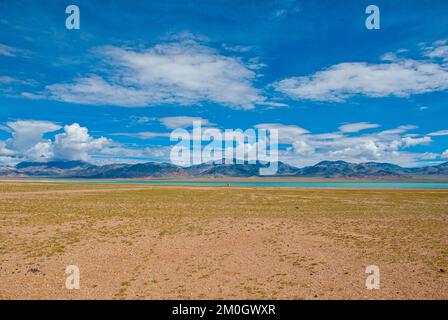 Paysage tibétain ouvert le long de la route de Gerze à Tsochen, Tibet occidental, Asie Banque D'Images