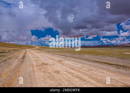 Paysage tibétain ouvert le long de la route de Gerze à Tsochen, Tibet occidental, Asie Banque D'Images