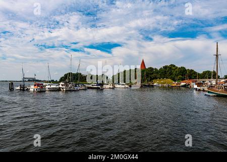 Kirchdorf, village d'église avec son port sur l'île de Poel, mer Baltique, Allemagne, Europe Banque D'Images