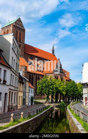 Maisons hanséatiques avant l'église Saint-Jean Nicholas, site du patrimoine mondial de l'UNESCO ville hanséatique de Wismar, Allemagne, Europe Banque D'Images