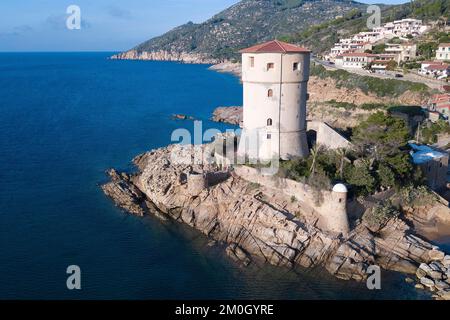 Vue panoramique sur la tour de défense fortifiée historique Torre del Campese construite par Ferdinando de Medici au 16th siècle, Giglio Campese, île Giglio Banque D'Images