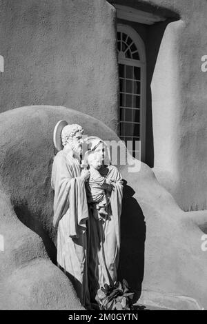 L'église San Francisco de Asis à Ranchos de Taos, Nouveau-Mexique, États-Unis, rendue célèbre par Ansel Adams. Banque D'Images