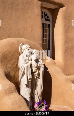 L'église San Francisco de Asis à Ranchos de Taos, Nouveau-Mexique, États-Unis, rendue célèbre par Ansel Adams. Banque D'Images