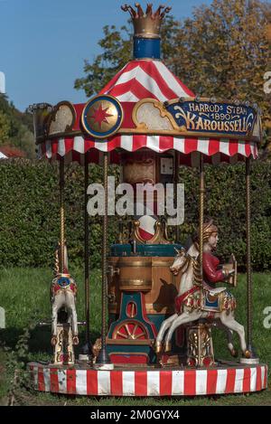 Carrousel pour enfants nostalgique dans un parc, Gstadt, sur le lac Chiemsee, Chiemgau, Bavière, Allemagne, Europe Banque D'Images