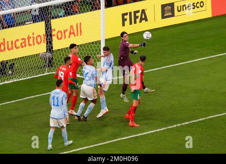 Yassine Bounou, gardien de but marocain, a fait des coups de poing lors du match de la coupe du monde de la FIFA de seize points au stade Education City à Al-Rayyan, au Qatar. Date de la photo: Mardi 6 décembre 2022. Banque D'Images