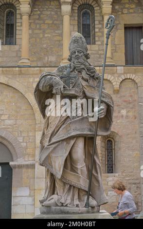 Statue de Saint-Jean Boniface devant la cathédrale, Markt, Mayence, Rhénanie-Palatinat, Allemagne, Europe Banque D'Images