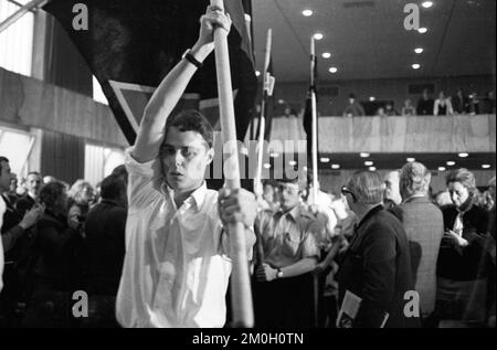 Les membres et les partisans de l'extrême droite de l'Union populaire allemande (UDV) sous Gerhard Frey se sont réunis pour un service commémoratif de héros, accompagné de prot Banque D'Images