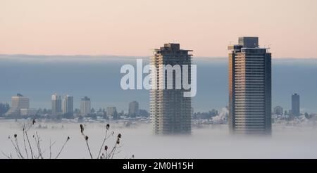 Une épaisse couverture de brouillard couvrant le grand Vancouver le matin d'hiver au lever du soleil Banque D'Images