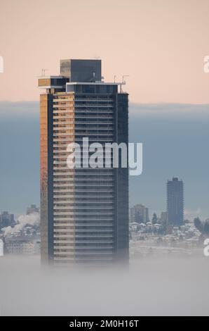 Une épaisse couverture de brouillard couvrant le grand Vancouver le matin d'hiver au lever du soleil Banque D'Images