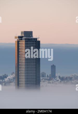 Une épaisse couverture de brouillard couvrant le grand Vancouver le matin d'hiver au lever du soleil Banque D'Images