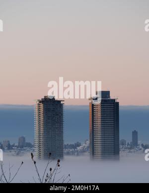 Une épaisse couverture de brouillard couvrant le grand Vancouver le matin d'hiver au lever du soleil Banque D'Images