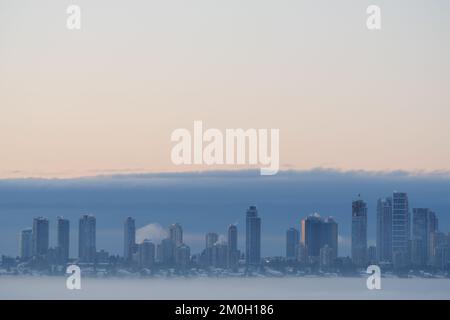 Une épaisse couverture de brouillard couvrant le grand Vancouver le matin d'hiver au lever du soleil Banque D'Images