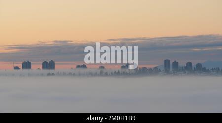 Une épaisse couverture de brouillard couvrant le grand Vancouver le matin d'hiver au lever du soleil Banque D'Images