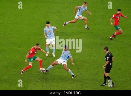 Romain Saiss au Maroc (à gauche) et RodBattle en Espagne pour le ballon lors du match de la coupe du monde de la FIFA, Round of Sixteen au stade Education City à Al-Rayyan, Qatar. Date de la photo: Mardi 6 décembre 2022. Banque D'Images