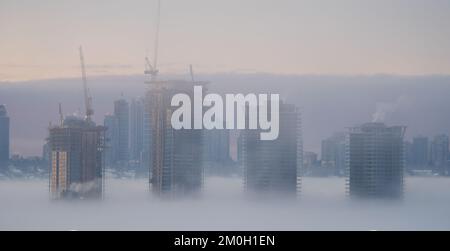 Une épaisse couverture de brouillard couvrant le grand Vancouver le matin d'hiver au lever du soleil Banque D'Images