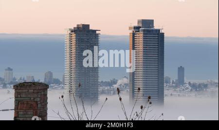 Une épaisse couverture de brouillard couvrant le grand Vancouver le matin d'hiver au lever du soleil Banque D'Images