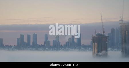 Une épaisse couverture de brouillard couvrant le grand Vancouver le matin d'hiver au lever du soleil Banque D'Images