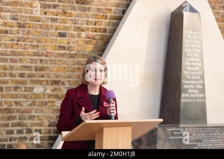 Brixton, Londres, Royaume-Uni, 13 novembre 2022, la députée Helen Hayes (laboratoire) parle au jour du souvenir de la place Windrush, au Monument commémoratif de guerre Banque D'Images