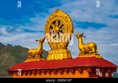 Symboles bouddhistes sur le toit du temple de Jokhang, Lhassa, Tibet, Asie Banque D'Images