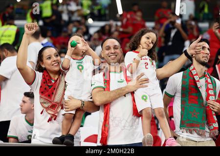 Al Rayyan, Qatar. 6th décembre 2022. Les fans applaudissent avant le match de la série 16 entre le Maroc et l'Espagne de la coupe du monde de la FIFA 2022 au stade Education City à Al Rayyan, Qatar, le 6 décembre 2022. Credit: LAN Hongguang/Xinhua/Alay Live News Banque D'Images