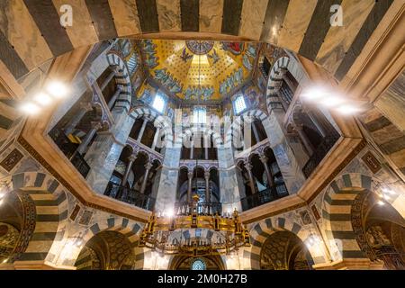 Splendide intérieur dans le site classé au patrimoine mondial de l'UNESCO la cathédrale d'Aix-la-Chapelle, Aix-la-Chapelle, Allemagne, Europe Banque D'Images