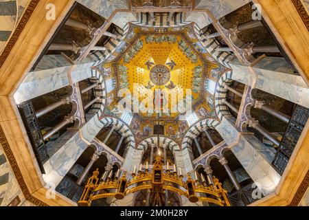 Splendide intérieur dans le site classé au patrimoine mondial de l'UNESCO la cathédrale d'Aix-la-Chapelle, Aix-la-Chapelle, Allemagne, Europe Banque D'Images