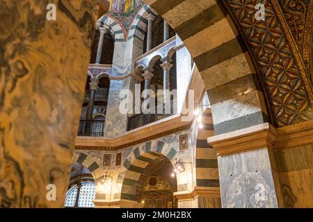 Splendide intérieur dans le site classé au patrimoine mondial de l'UNESCO la cathédrale d'Aix-la-Chapelle, Aix-la-Chapelle, Allemagne, Europe Banque D'Images