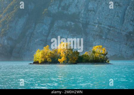 Petite île de ciboulette dans les eaux turquoise du lac Walen, canton St. Gallen, Suisse, Europe Banque D'Images