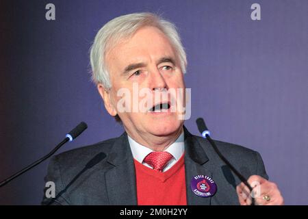 Londres, Royaume-Uni. 06th décembre 2022. John McDonnell, député travailliste et ancien chef adjoint du travail, parle devant les pompiers assemblés au Methodist Hall. Les pompiers, le personnel de contrôle et les membres du Syndicat des brigades des pompiers (FBU) se rencontrent d'abord dans le Hall méthodiste où les représentants syndicaux et les députés parlent, puis se rassemblent aujourd'hui à Westminster et les députés du lobby pour marquer le début d'un scrutin de grève. Les membres DE LA FBU ont rejeté l'offre de rémunération actuelle et votent sur la question de savoir si les grèves seront Vas-y. Credit: Imagetraceur/Alamy Live News Banque D'Images