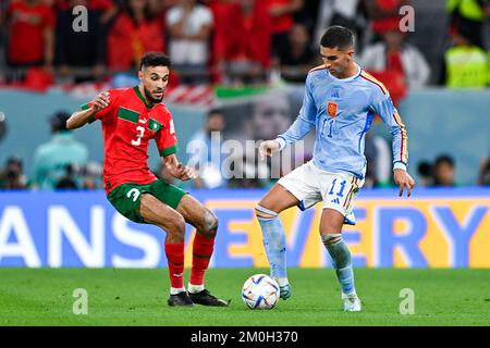 AL RAYYAN, QATAR - DÉCEMBRE 6 : Noussair Mazraoui, du Maroc, combat pour le ballon avec Ferran Torres, de l'Espagne, au cours de la ronde de 16 - coupe du monde de la FIFA, Qatar 2022 match entre le Maroc et l'Espagne au stade de la ville d'éducation sur 6 décembre 2022 à Al Rayyan, Qatar (photo de Pablo Morano/BSR Agency) Banque D'Images