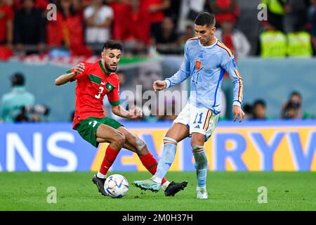 AL RAYYAN, QATAR - DÉCEMBRE 6 : Noussair Mazraoui, du Maroc, combat pour le ballon avec Ferran Torres, de l'Espagne, au cours de la ronde de 16 - coupe du monde de la FIFA, Qatar 2022 match entre le Maroc et l'Espagne au stade de la ville d'éducation sur 6 décembre 2022 à Al Rayyan, Qatar (photo de Pablo Morano/BSR Agency) Banque D'Images