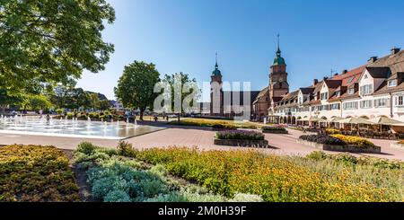 Fontaines d'eau et église de ville sur la place du bas marché à Freudenstadt, Forêt Noire du Nord, Forêt Noire, Bade-Wurtemberg, Allemagne, Europe Banque D'Images